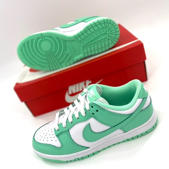 NIKE Dunk Low ‘Green Glow’ Woman’s Size 7.5 NEW WITH BOX - Picture 7 of 7